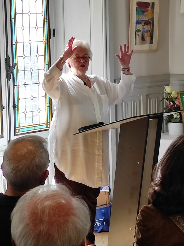 Jacotte BRAZIER devant l'assemblée au lycée hôtelier