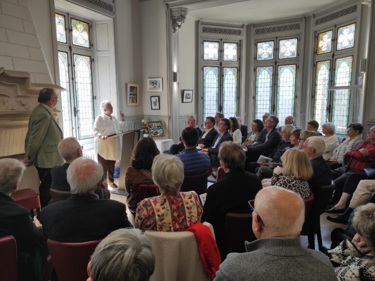 Jacotte BRAZIER devant l'assemblée au lycée hôtelier
