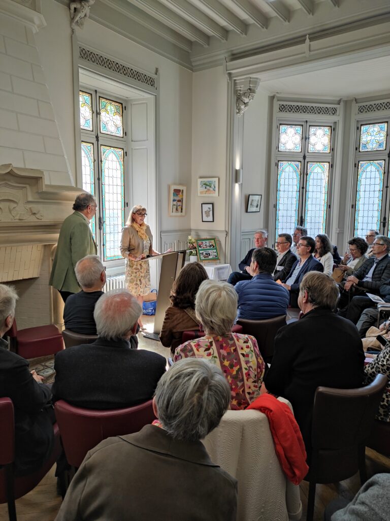 Christine SELLI, présidente du CGVVR devant l'assemblée au lycée hôtelier