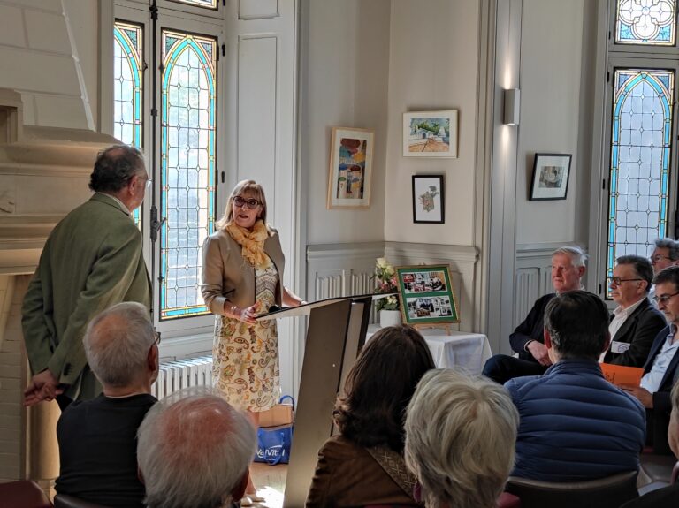 Christine SELLI, présidente du CGVVR devant l'assemblée au lycée hôtelier