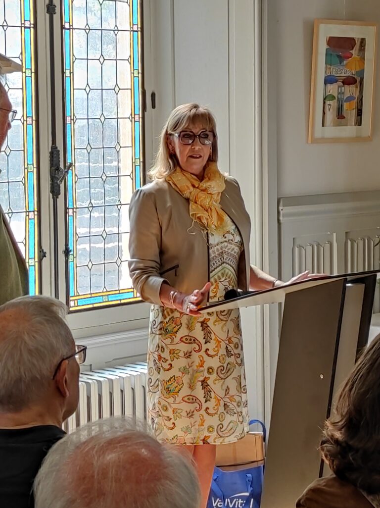 Christine SELLI, présidente du CGVVR devant l'assemblée au lycée hôtelier